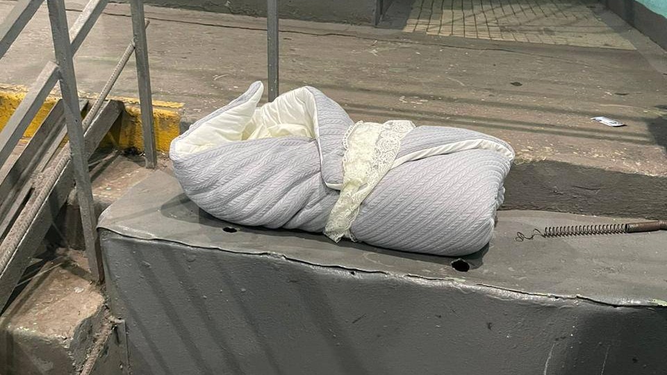 Новорожденную девочку обнаружили на лестничной клетке дома в Москве