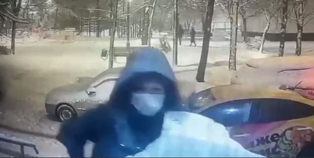 Оставившую младенца в подъезде жилого дома в Москве женщину задержали