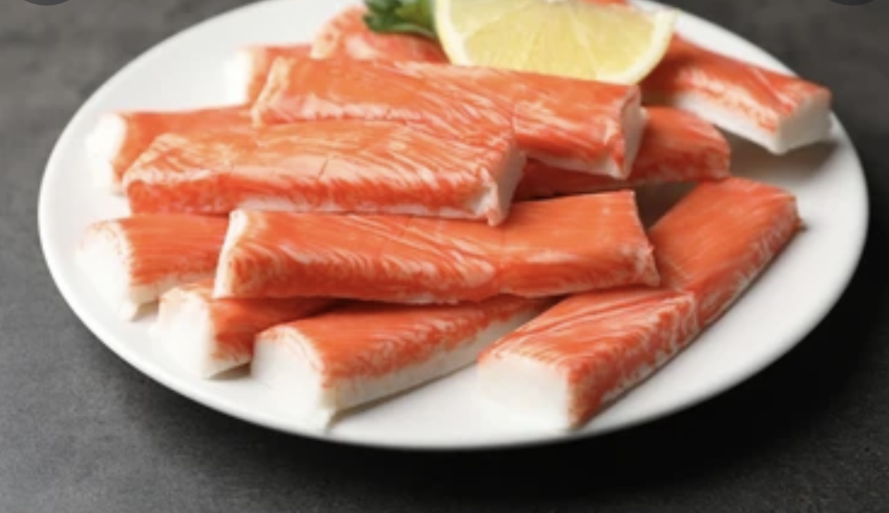 Россиянам назвали стоимость крабового салата для праздничного стола