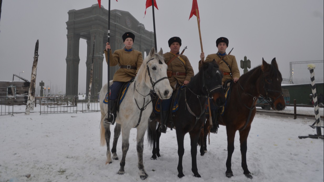 Семья Шапрановых — Анна, Юрий и Иван (слева направо), которые выступили в роли кавалеристов во время военно-исторической реконструкции в честь контрнаступления под Москвой в декабре 1941 года