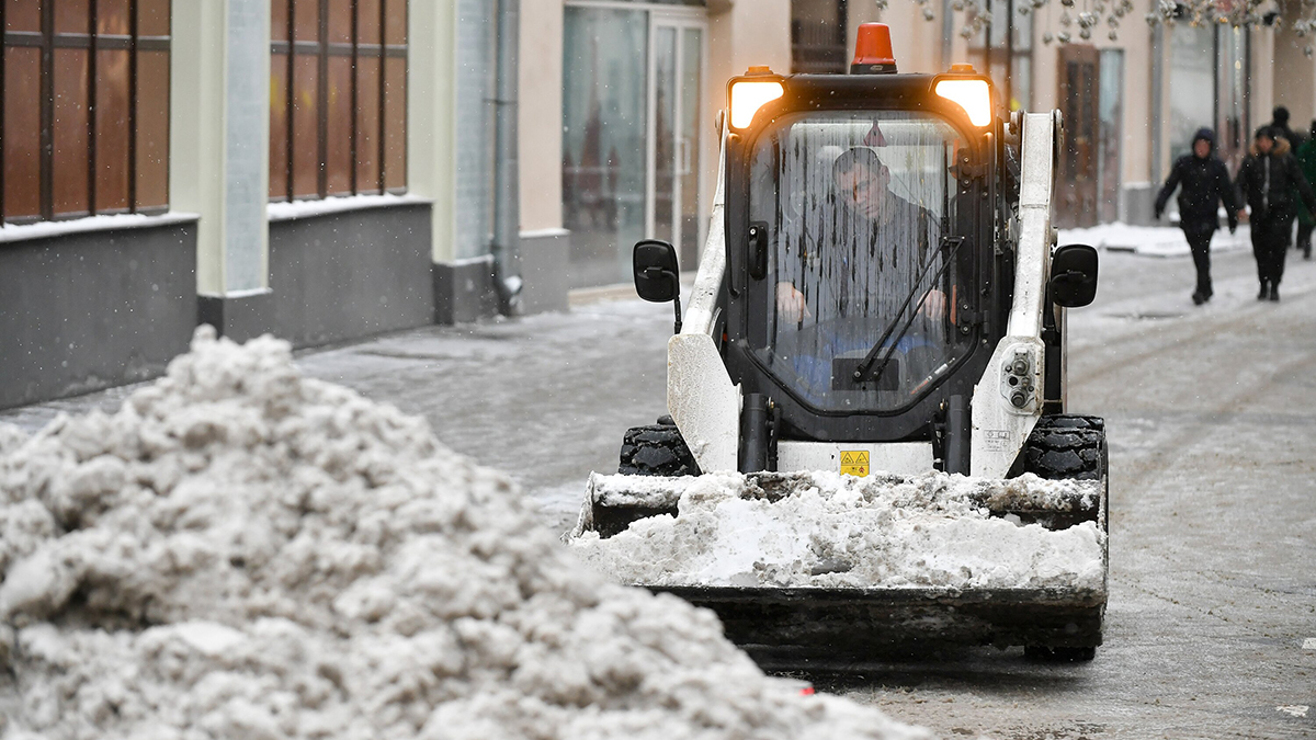 Снегоуборочные работы продолжаются по всей Москве