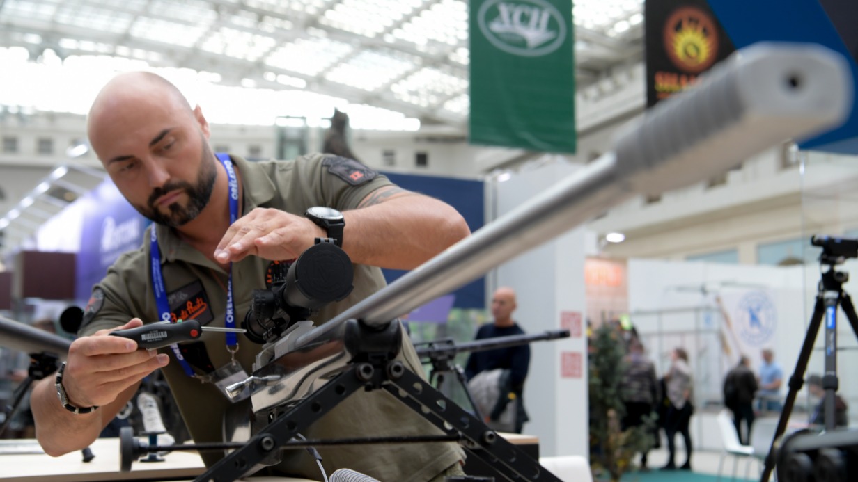 На Международной выставке оружия и товаров для охоты в Гостином Дворе один из ее участников настраивает прицел сверхдальнобойной винтовки SVLK-145 «Сумрак»