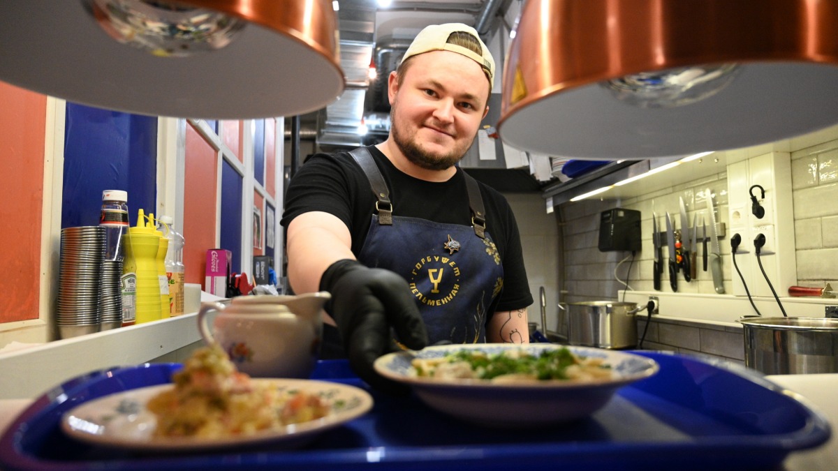 Сушеф одного из столичных баров Дмитрия Левицкого Ростислав Мова приготовил для гостей фирменное блюдо заведения — пельмени