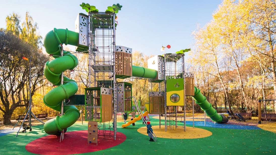 Специалисты обновили игровые площадки в парке «Покровское-Стрешнево»