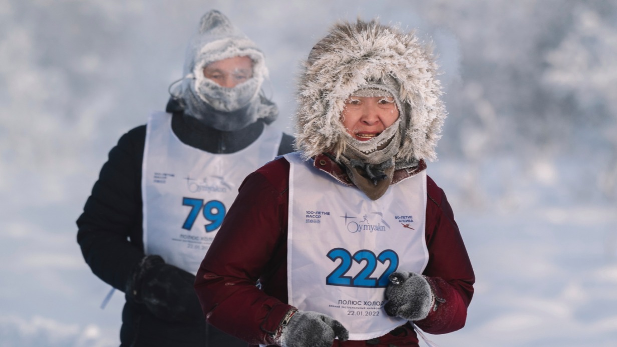 Участники экстремального марафона «Полюс холода» во время забега недалеко от села Оймякон 