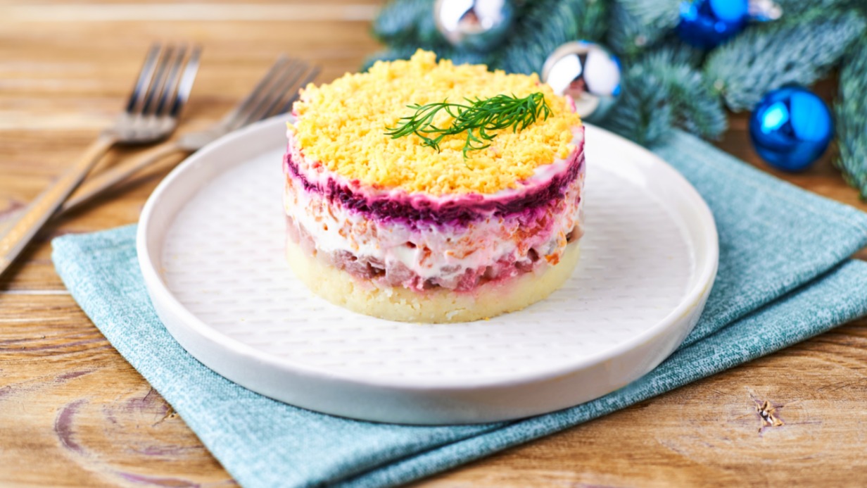 Гастроэнтеролог Свентицкая объяснила, сколько можно хранить новогодние салаты