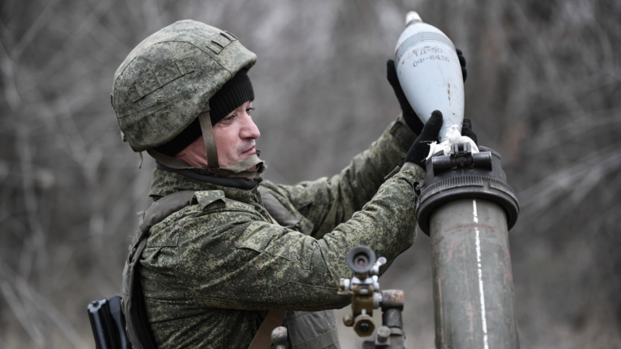 Военнослужащий минометного расчета Вооруженных сил РФ загружает снаряд в орудие на Запорожском направлении специальной военной операции