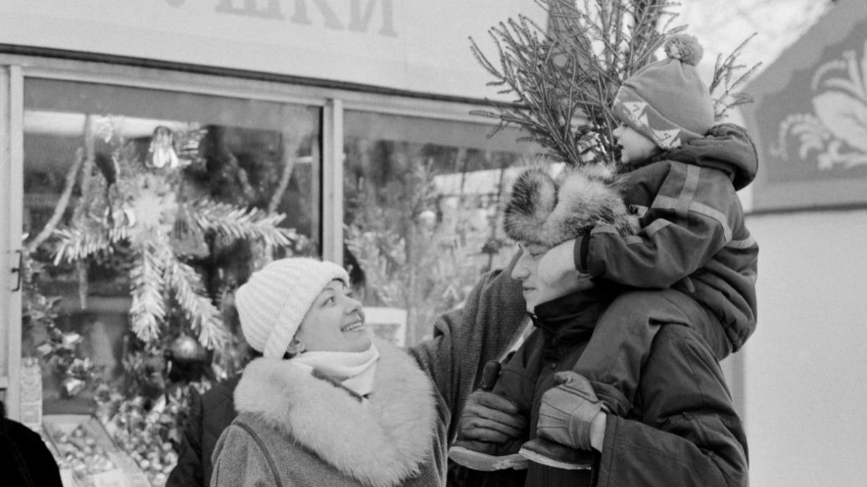 К этому времени уличные новогодние торговые площадки стали еще популярнее, вот, например, семья Балалаевых на ярмарке в «Лужниках», 1972 год