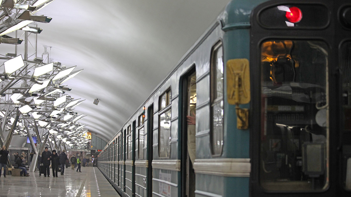 Пьяный мужчина разбил стекло в двери вагона на станции метро «Тверская»