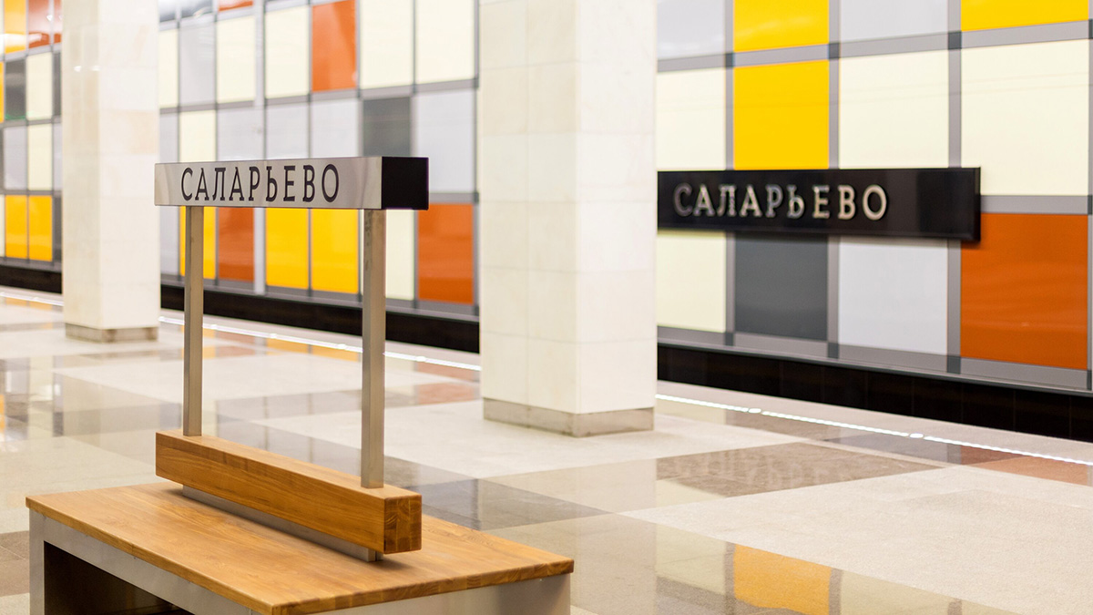 Мужчина не оплатил проезд и разбил створку турникета на станции метро «Саларьево» 