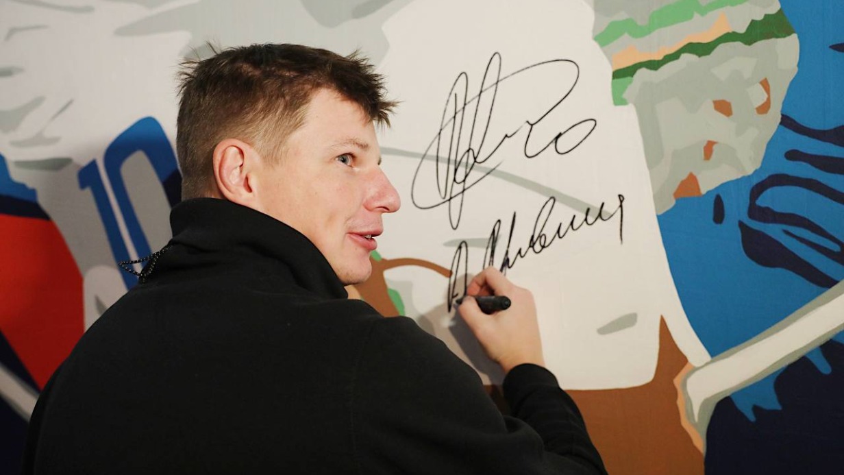 Аршавин открыл граффити на автовокзале Саларьево