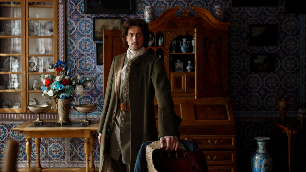 Кадр со съемок документально-художественного фильма «Петр I. Последний царь и первый император», где артист Иван Колесников исполнил роль взрослого Петра I, сыграв правителя вплоть до его последних дней