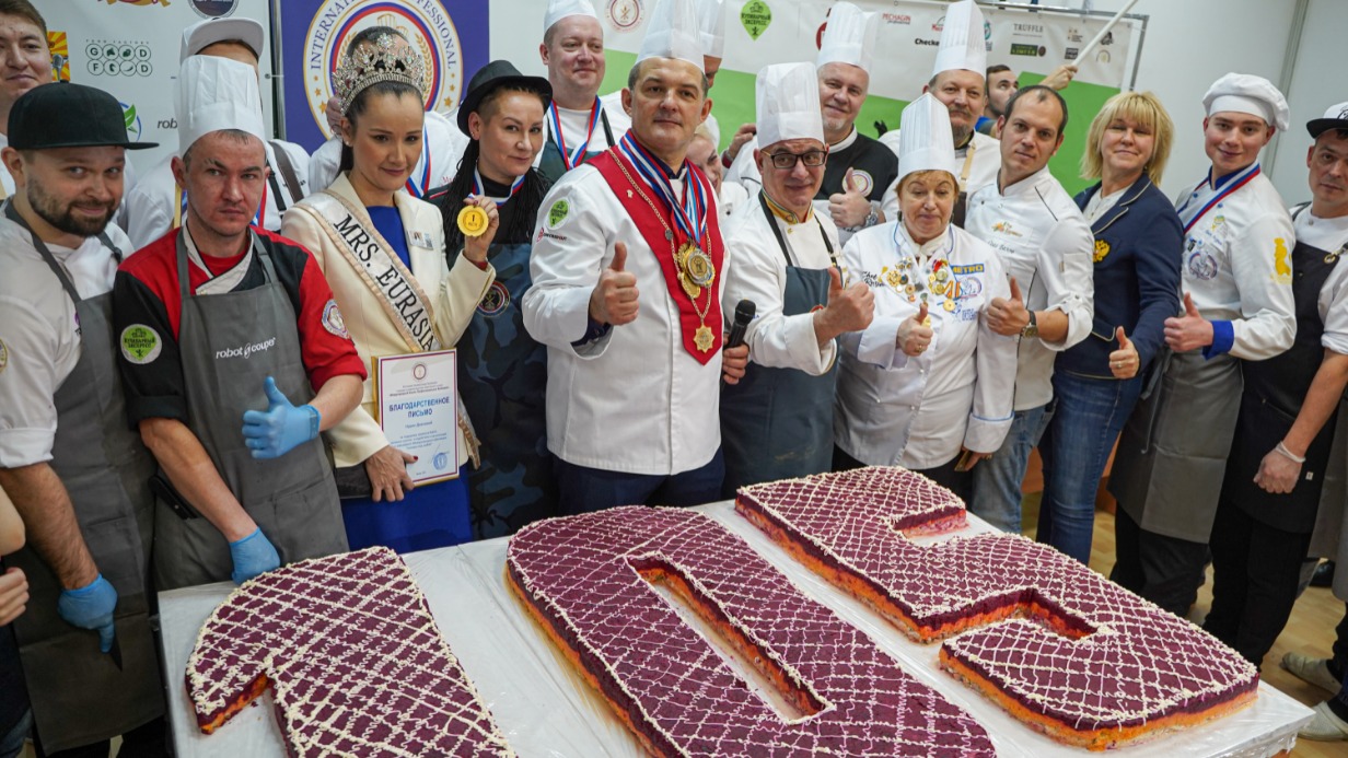 Президент «Международного альянса профессиональных кулинаров» Валентин Лобачев (в центре) вместе с участниками перед дегустацией салата на фестивале «Селедка под шубой»