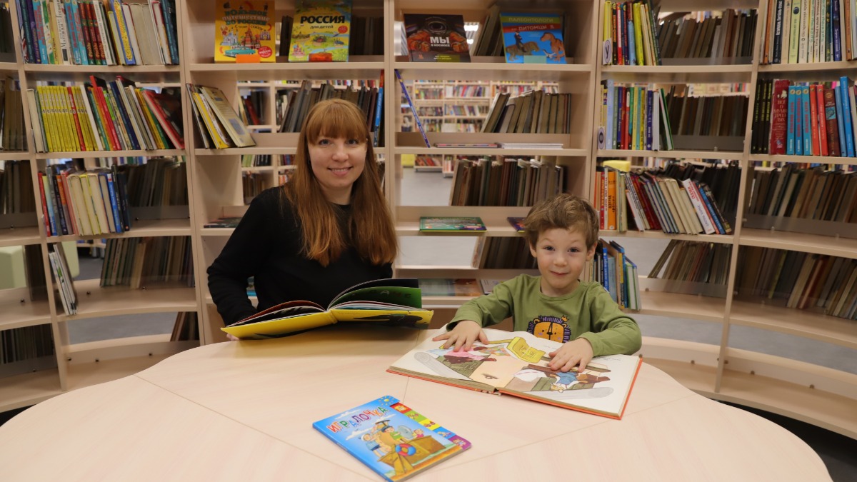 Москвичка Анастасия Кириченко с четырехлетним сыном Степаном в филиале библиотеки № 151. Пока ребенок будет участвовать в мастер-классе по рисованию новогодней открытки, его мама намерена послушать лекцию по краеведению