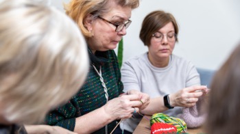 Мастерицы из «Московского долголетия» вяжут теплые вещи для мобилизованных