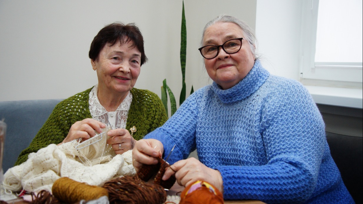 Участники «Московского долголетия» Эльвира Бакурова (слева) и Светлана Кузьмина 