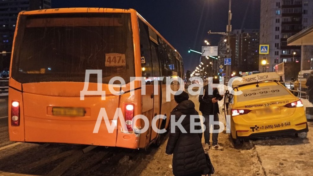 Автомобиль такси врезался в пассажирский автобус и вылетел на тротуар на востоке Москвы