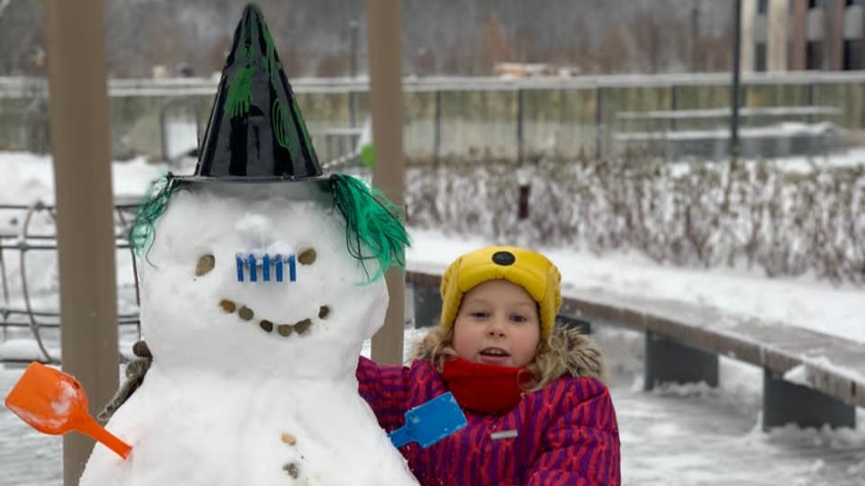 10-летняя Вероника Бодяк слепила первого в этом году снеговика во дворе дома № 168 на Варшавском шоссе.
