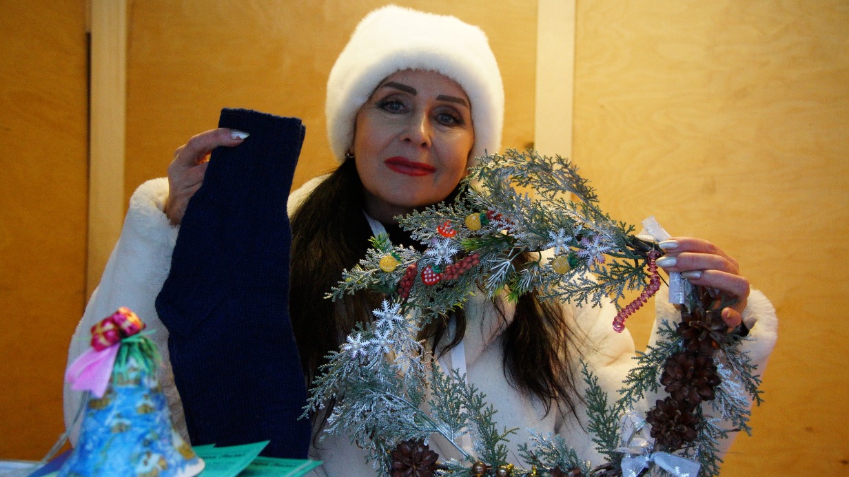 Волонтер Оксана Чешейко на ярмарке «Московского долголетия» в Саду имени Баумана