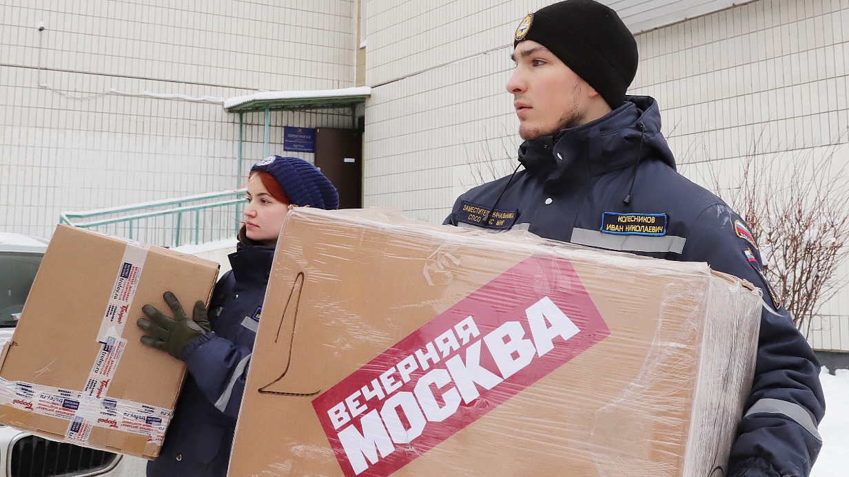 Добровольцы Всероссийского студенческого корпуса спасателей Евгения Лийн и Иван Колесников загружают коробки с носками, собранные читателями «ВМ» для бойцов СВО