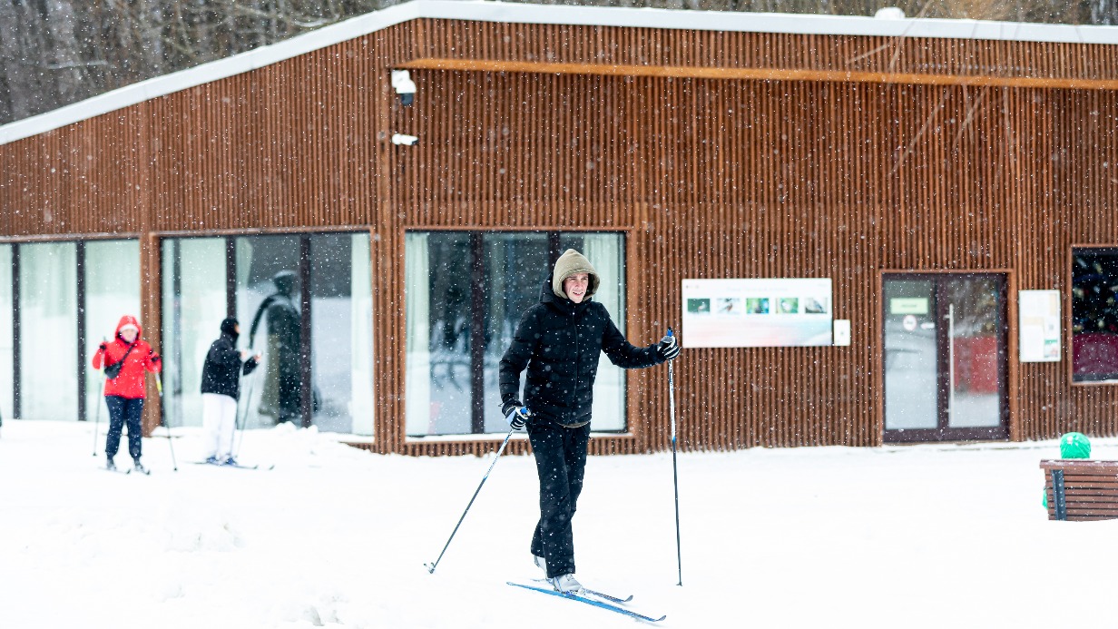 Сергунина: В парках Москвы открываются катки с натуральным льдом, лыжные трассы и горки