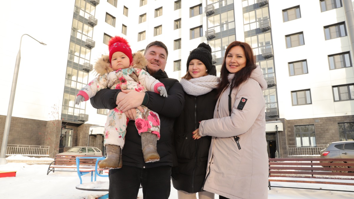 Москвич Ринат Исаев с супругой Румией и дочерьми Сафией (младшая) и Миланой (старшая) готовятся к новоселью