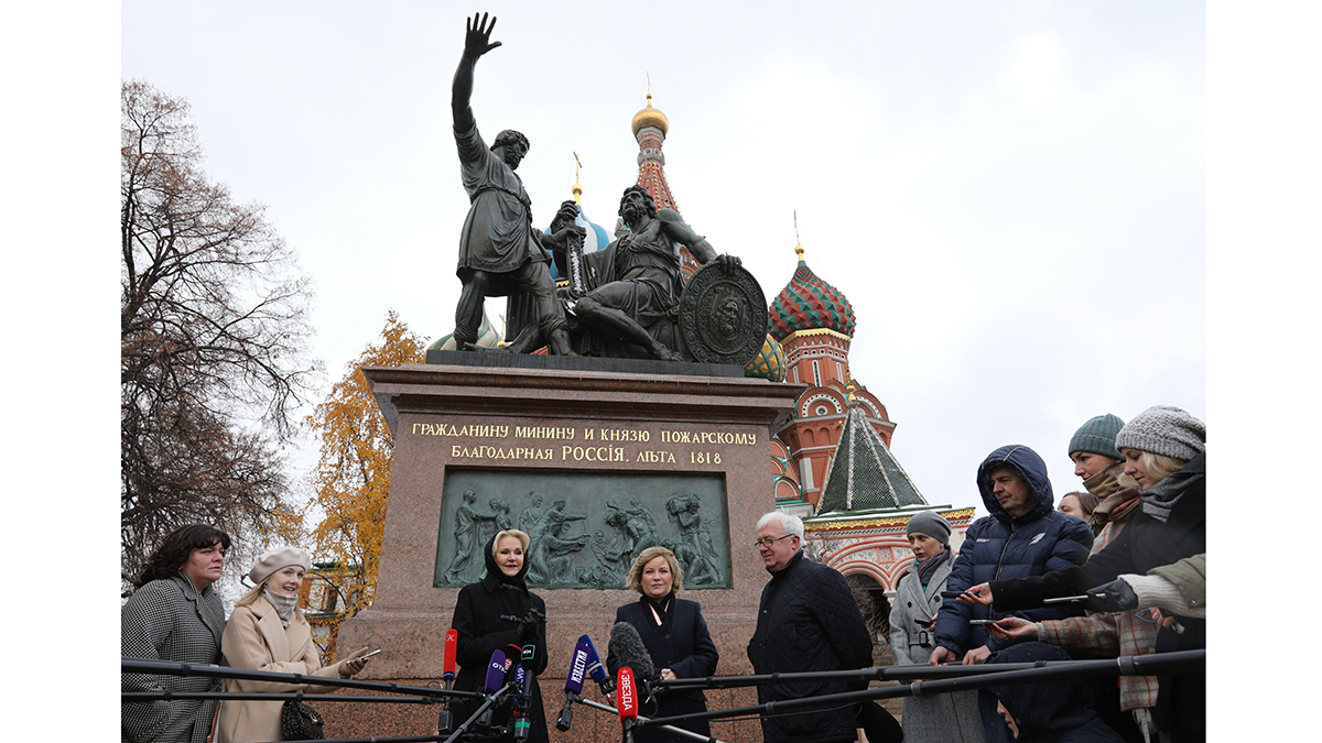 памятник минину и пожарскому в москве описание