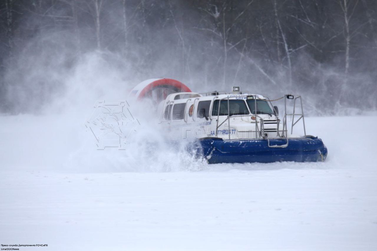 Провалившуюся под лед женщину спасли возле Крымского моста в центре Москвы
