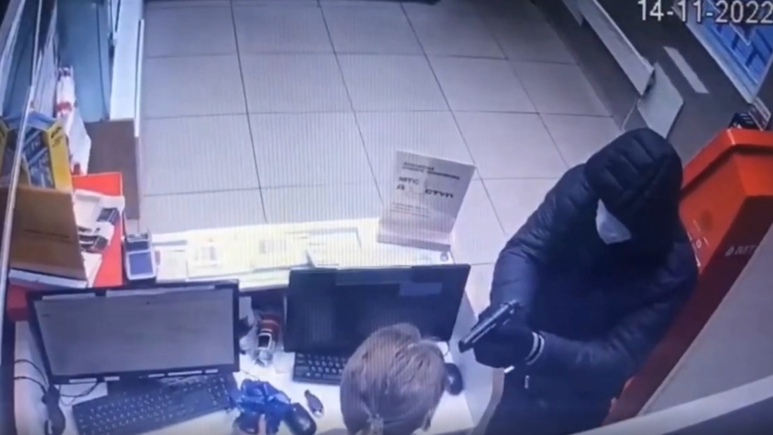 Мужчина с игрушечным пистолетом ограбил салон сотовой связи в Подмосковье