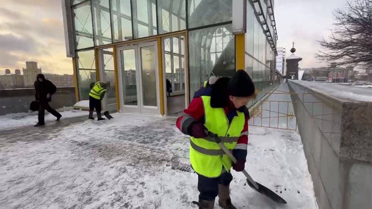 Столичные коммунальщики рассказали о работе по очищению от снега инженерных сооружений