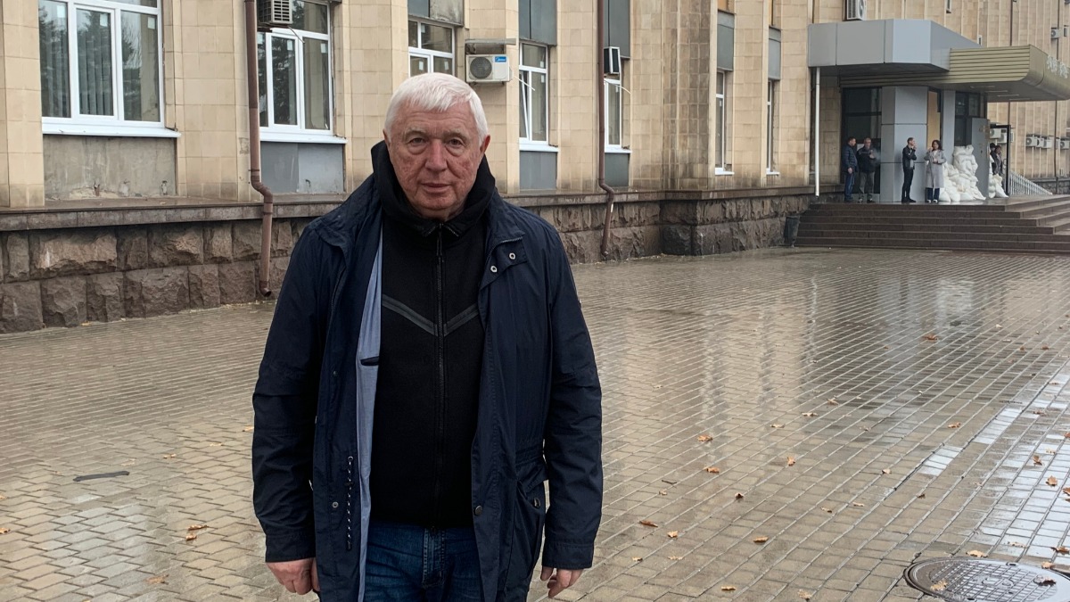 Руководитель рабочей группы по восстановлению объектов Всеволод Плешивцев около здания донецкой городской администрации