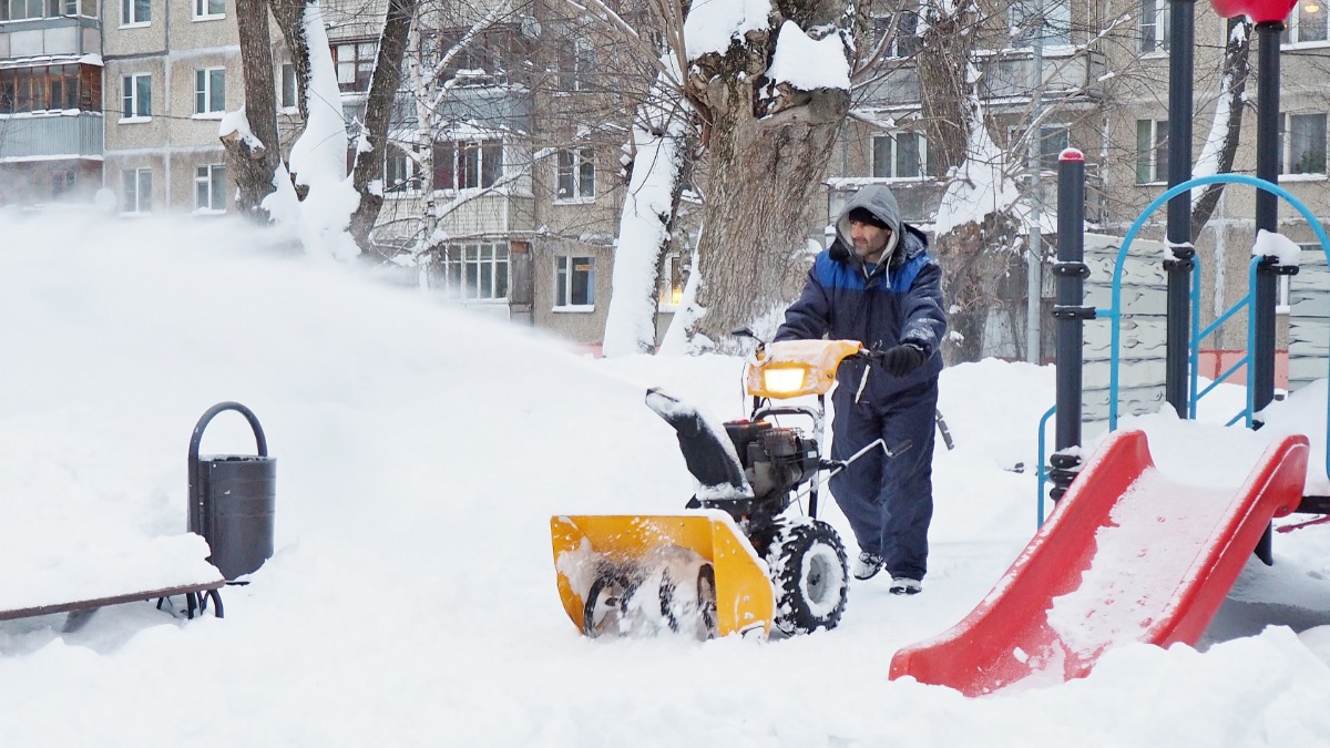 Как работают коммунальщики в Новой Москве во время снегопадов