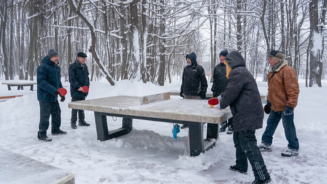 Специалисты обновили площадку для настольного тенниса в парке «Кусково»
