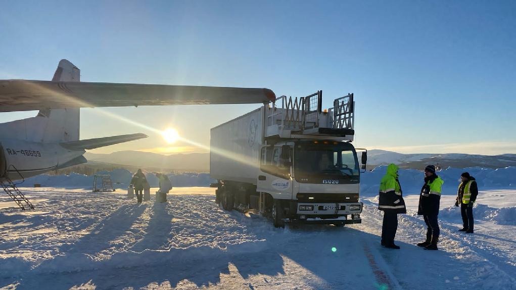 Заправочная машина врезалась в самолет в аэропорту Магадана