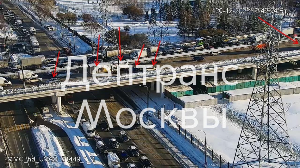 Шесть автомобилей столкнулись на мосту на юге Москвы