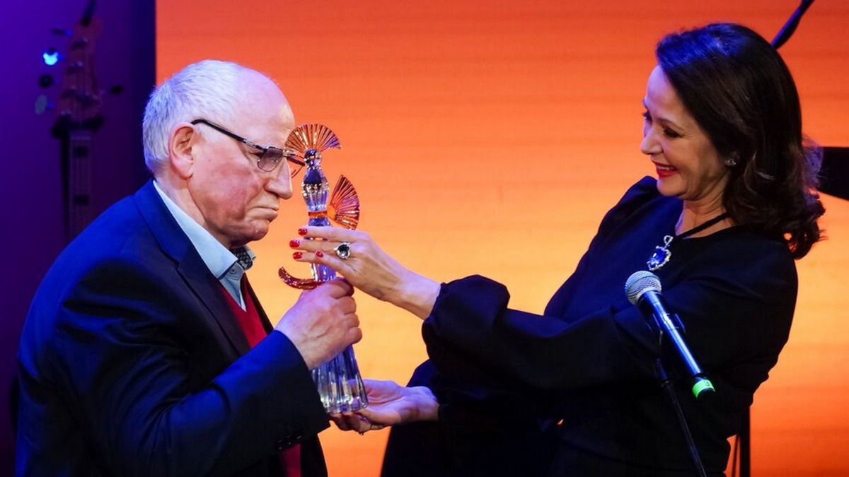 Народный артист России Валерий Баринов получает награду «Хрустальная Турандот» из рук заслуженной артистки России Ольги Кабо