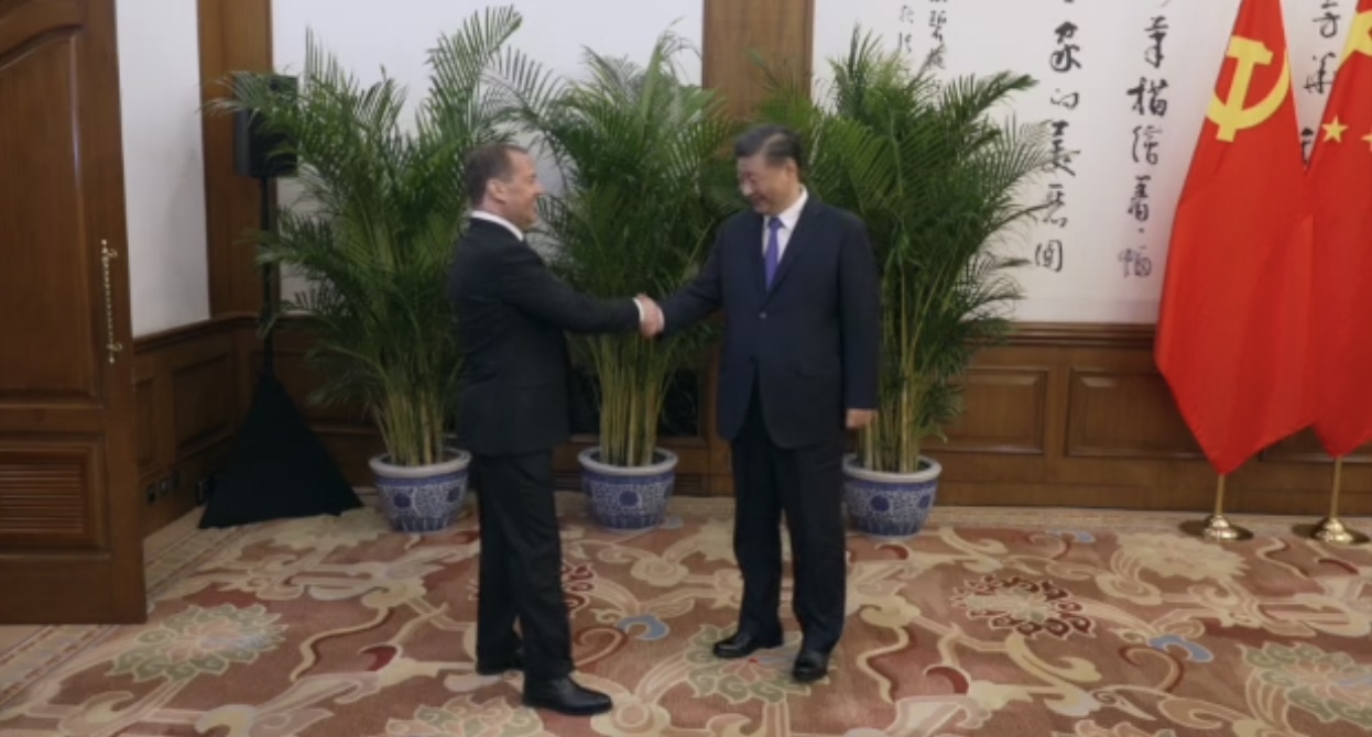 Медведев передал Си Цзиньпину послание Путина