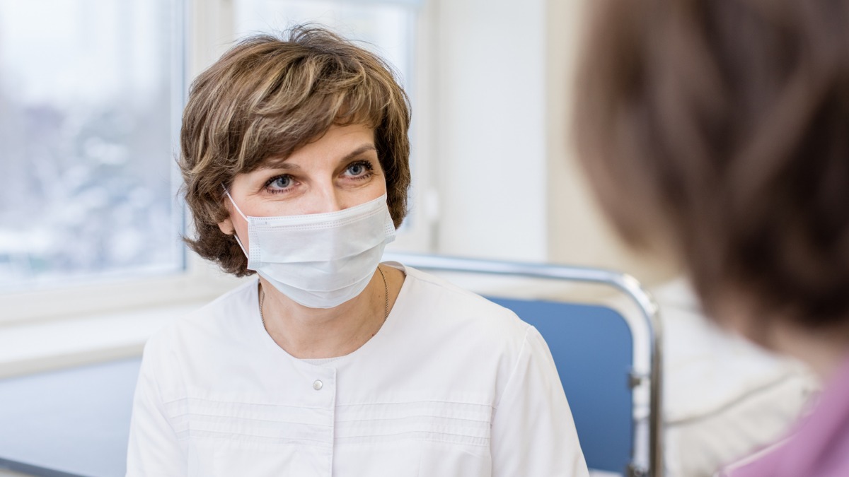 Старший социальный координатор ГКБ имени А.К. Ерамишанцева Татьяна Федоренко с пациентом