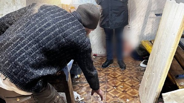 Мужчина из ревности насмерть забил подругу в строительной бытовке на северо-востоке Москвы