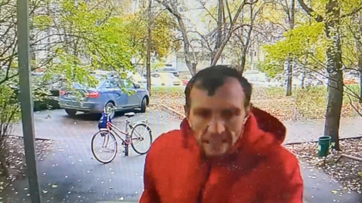 Мужчина ограбил пенсионерку у двери подъезда на востоке столицы