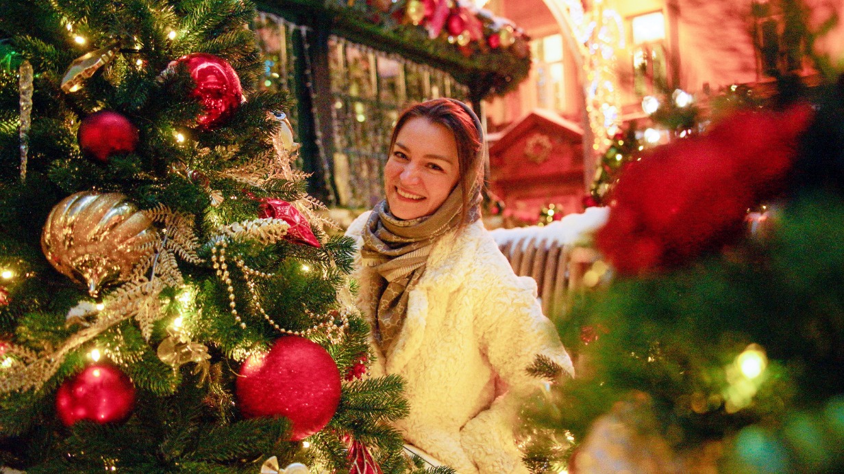 Москвичка Анастасия Серебренникова заглянула на ярмарку на Тверской площади. На этой площадке фестиваля «Путешествие в Рождество» арт-объекты и елочные украшения выполнены в форме сладостей