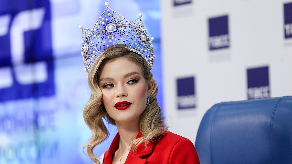 «Мисс Россия – 2022» выложила фото человека, который удерживал ее на балийской вилле