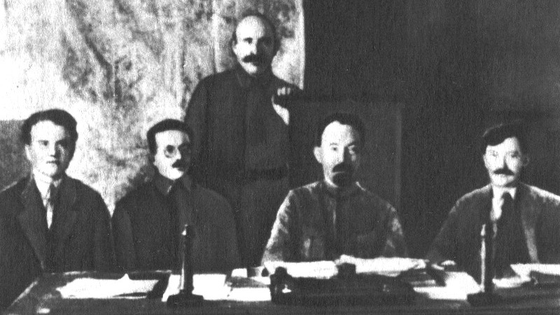 Члены коллегии ВЧК (слева направо) Я. X. Петерс, И. С. Уншлихт, А. Я. Беленький (стоит), Ф. Э. Дзержинский, В. Р. Менжинский, 1921 г.