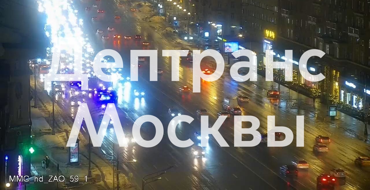Автомобиль перевернулся на проезжей части Кутузовского проспекта в Москве