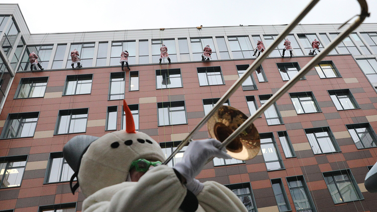 Спасатели в образе Дедов Морозов поздравили пациентов детской больницы в Москве