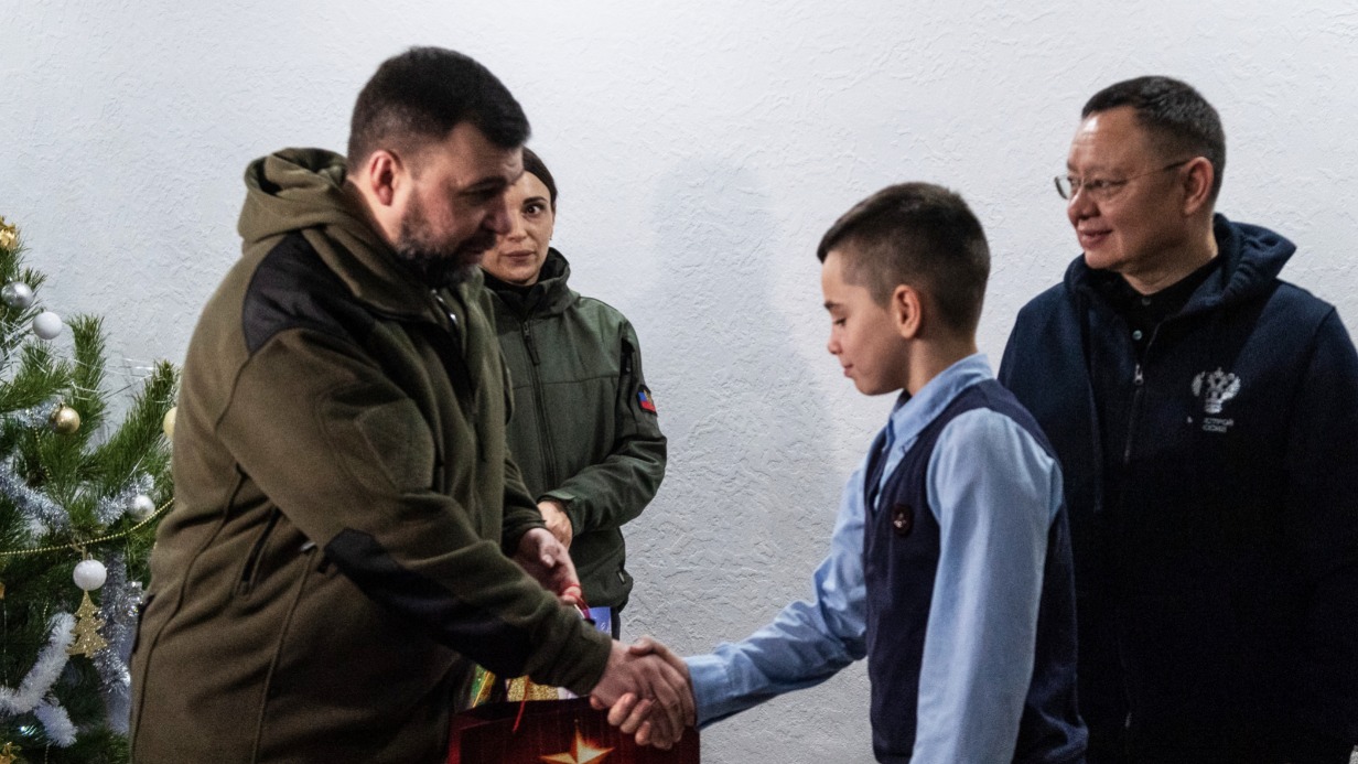 Денис Пушилин (слева) и министр строительства и ЖКХ РФ Ирек Файзуллин поздравили детей с Новым годом в санатории-профилактории «Чайка» в Мариуполе