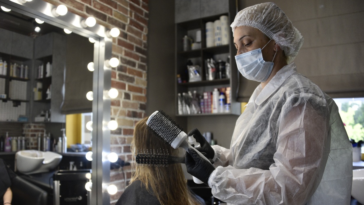 Мастер Ася Саидова обслуживает клиентку в одном из столичных салонов красоты