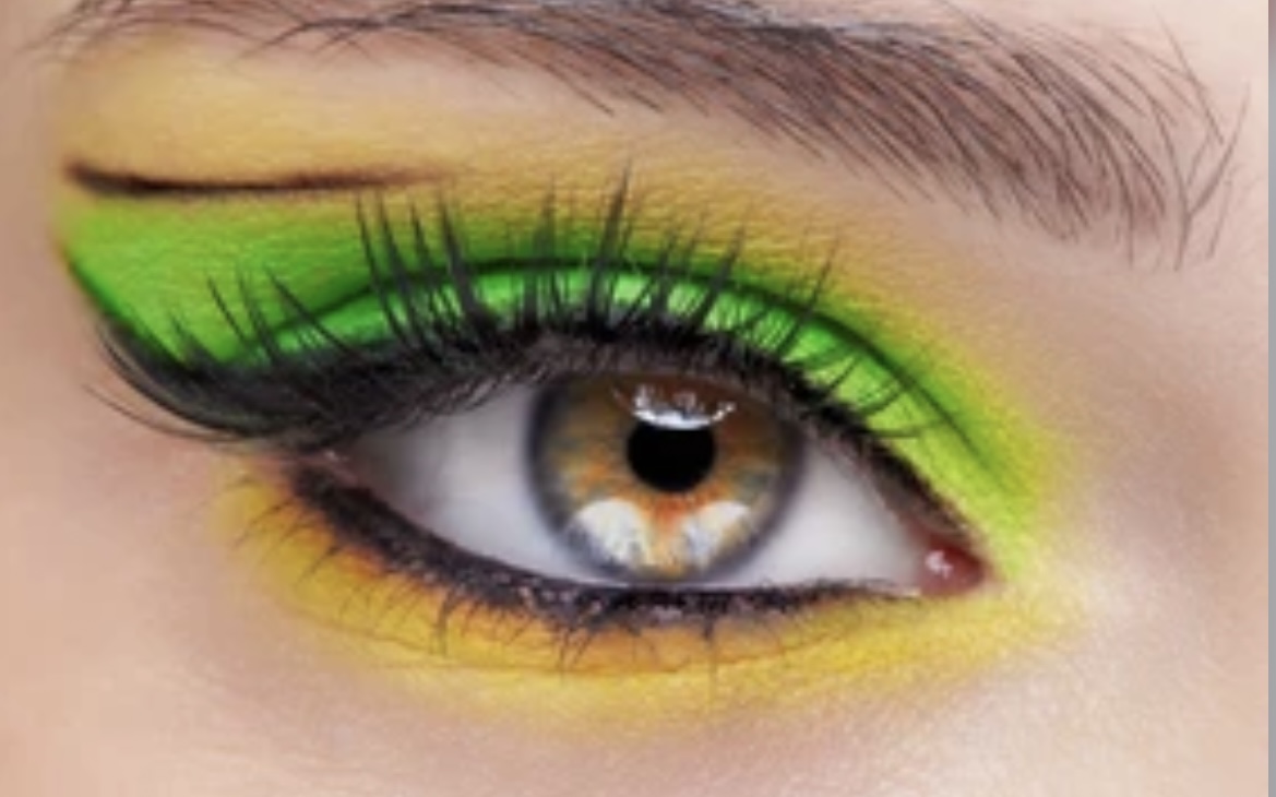 Визажист рассказала, как подобрать подводку под цвет глаз