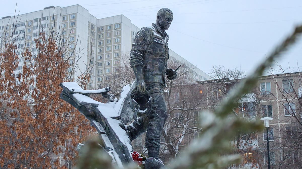 Шойгу открыл в Москве памятник Герою России Зиничеву