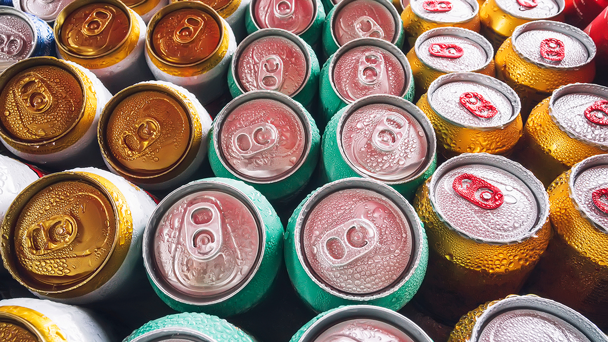 Нарколог предупредил об опасности потребления баночных алкогольных напитков